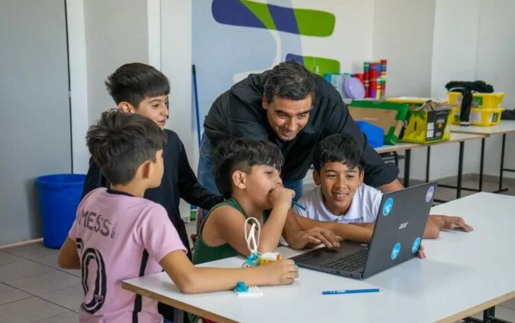 Niños construyendo robots en un taller de robótica