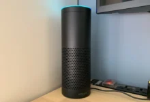 Un Amazon Echo Original en una mesa de living