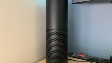 Un Amazon Echo Original en una mesa de living