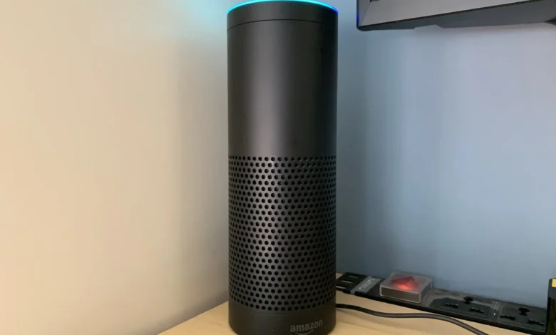 Un Amazon Echo Original en una mesa de living