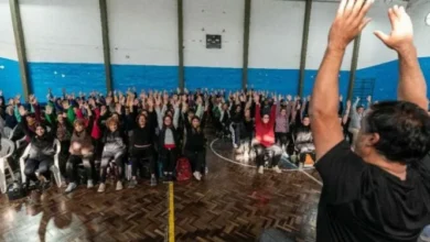 Adultos mayores practicando actividad física en un parque