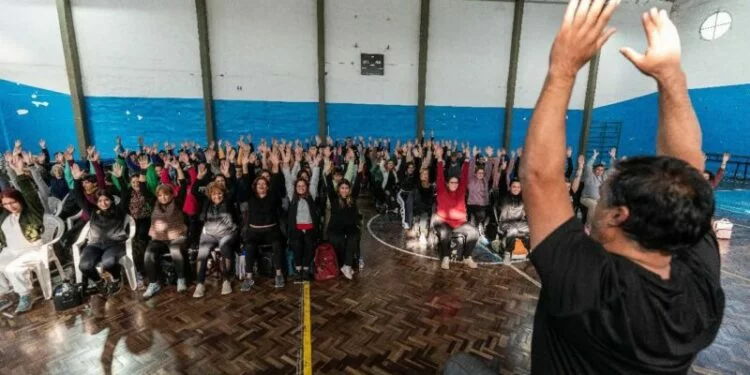 Adultos mayores practicando actividad física en un parque