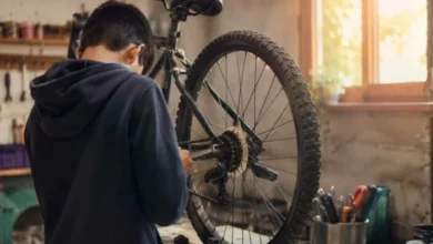 Un niño mirando hacia la cámara con una sonrisa, rodeado de juguetes y libros