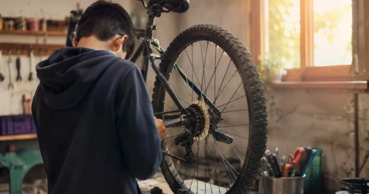 Un niño mirando hacia la cámara con una sonrisa, rodeado de juguetes y libros