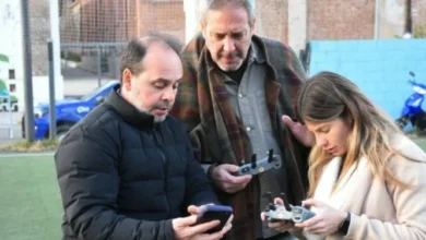 Imagen de un estacionamiento medido en Belgrano con personas pagando a través de la App Semm y código QR