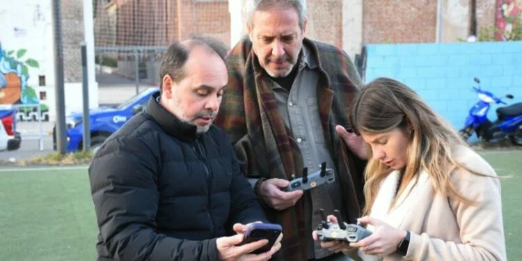 Imagen de un estacionamiento medido en Belgrano con personas pagando a través de la App Semm y código QR