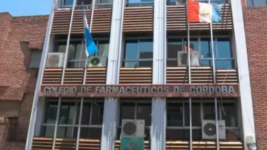Farmacéutico asesorando a un paciente en una farmacia