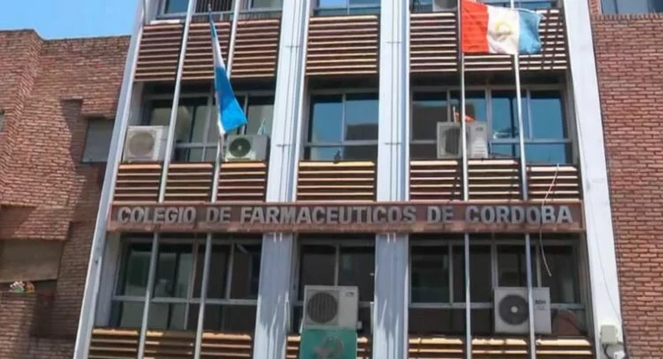 Farmacéutico asesorando a un paciente en una farmacia