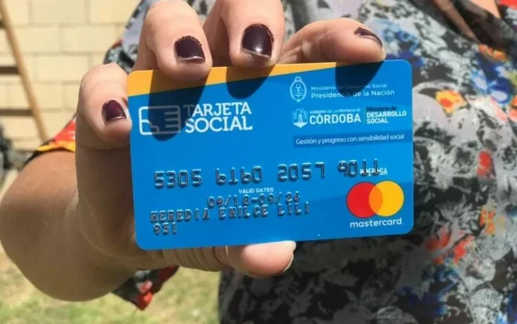 Familia cordobesa recibiendo apoyo de la Tarjeta Social
