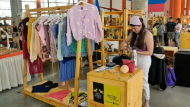 Artesanos y artesanas en la Feria Provincial de Artesanías 'Alcira López'