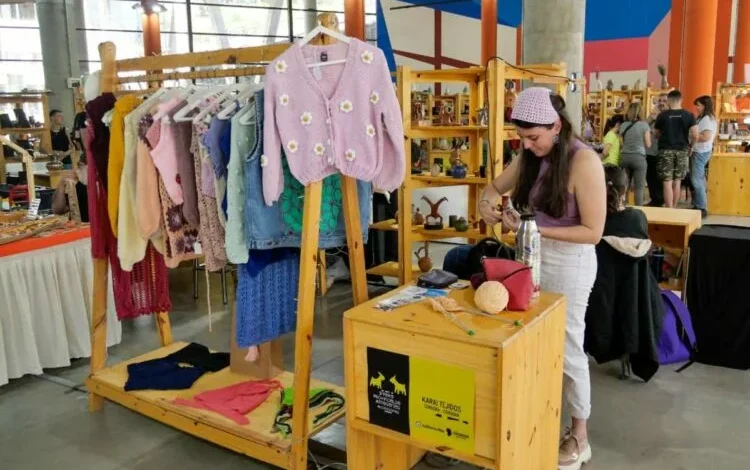 Artesanos y artesanas en la Feria Provincial de Artesanías 'Alcira López'