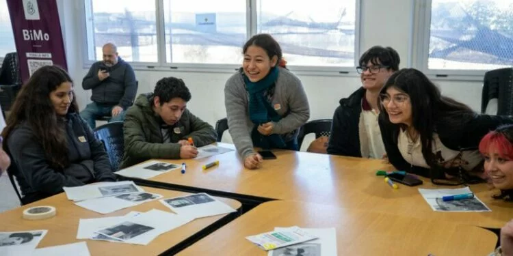 Estudiantes participando en actividades en los Parques Educativos