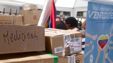 Persona recibiendo medicamentos en una zona de emergencia