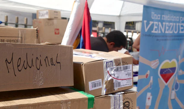 Persona recibiendo medicamentos en una zona de emergencia