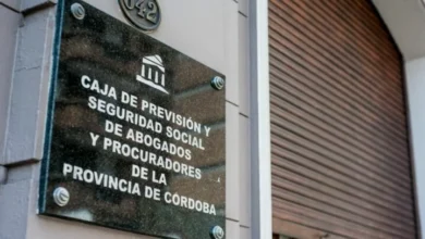 Imagen de un juez en un tribunal, simbolizando el acceso a la justicia