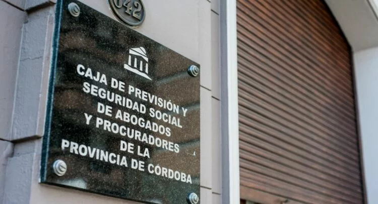 Imagen de un juez en un tribunal, simbolizando el acceso a la justicia