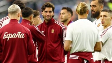 Imágenes de los jugadores de España y Francia en el campo de fútbol