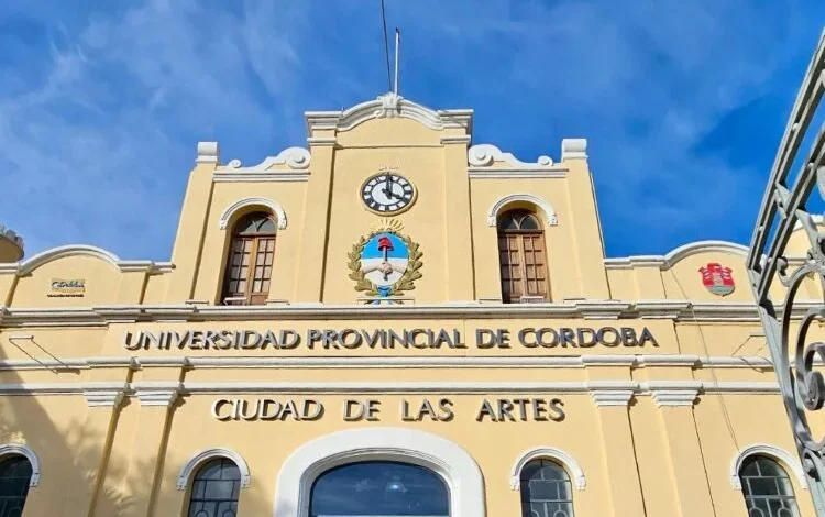 Logotipo de la Universidad Provincial de Córdoba con la acreditación de la CONEAU