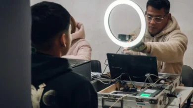 Personal del Registro Civil atendiendo a vecinos durante el Operativo DNI