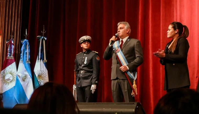 Desfile cívico-militar en Río Cuarto para conmemorar el 210° aniversario de la Independencia Argentina