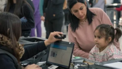 Personal del Registro Civil atendiendo a ciudadanos en el Operativo DNI