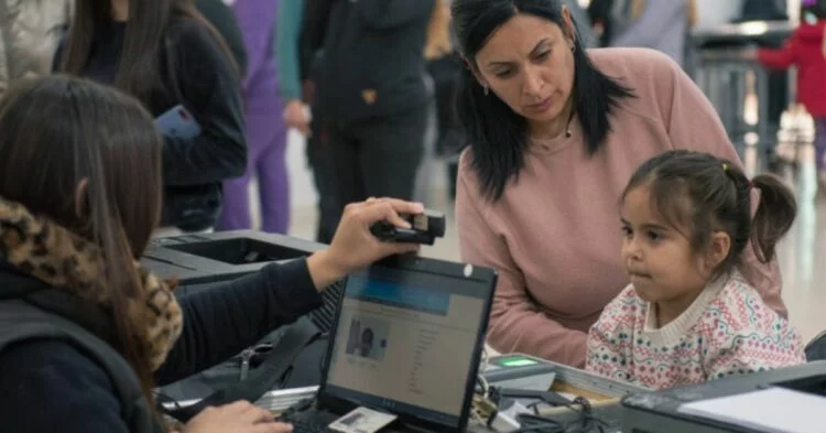 Personal del Registro Civil atendiendo a ciudadanos en el Operativo DNI