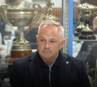 Estadio de Racing de Nueva Italia con banderas y globos