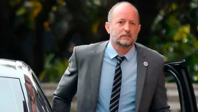 Insaurralde escondiendo dinero en su vestidor