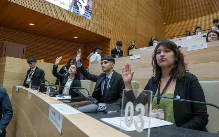 Estudiantes participando en una simulación de senadores nacionales en Córdoba