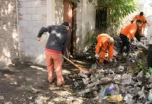Operarios municipales retirando basura en el barrio 1° de Mayo