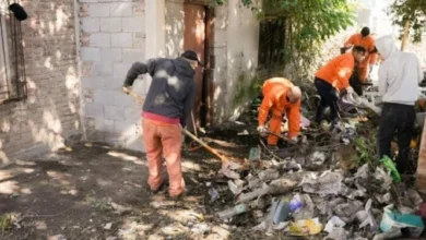 Operarios municipales retirando basura en el barrio 1° de Mayo