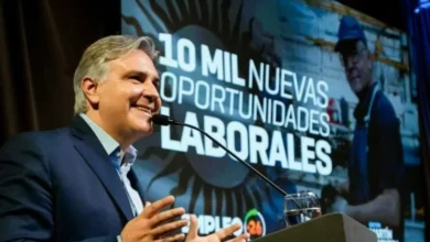 Imagen de una persona trabajando en una oficina con un fondo de la ciudad de Córdoba