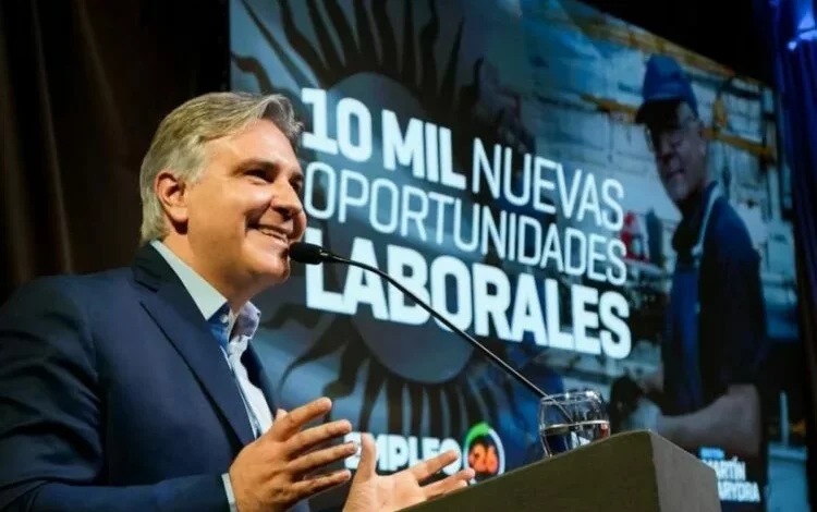 Imagen de una persona trabajando en una oficina con un fondo de la ciudad de Córdoba