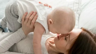 Madre trabajadora con su bebé