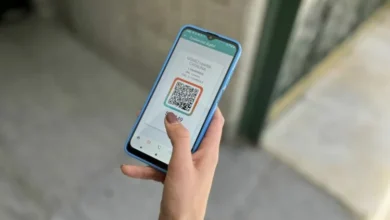 Imagen de una persona utilizando una aplicación móvil para acceder a servicios de salud