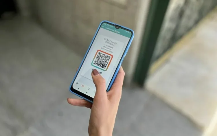 Imagen de una persona utilizando una aplicación móvil para acceder a servicios de salud