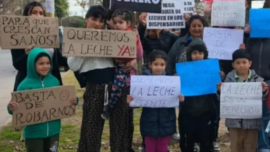 Niños esperando en la fila para recibir leche en un dispensario de Córdoba