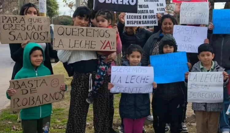 Niños esperando en la fila para recibir leche en un dispensario de Córdoba
