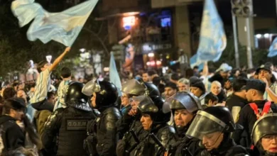 Imagen de la ciudad de Córdoba con banderas argentinas y una multitud celebrando