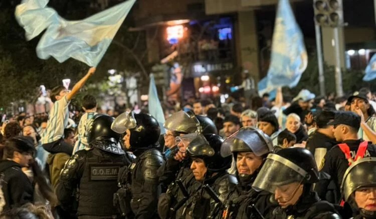 Imagen de la ciudad de Córdoba con banderas argentinas y una multitud celebrando