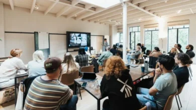 Imagen de un grupo de personas trabajando juntas, representando la colaboración y el crecimiento de las cooperativas y mutuales