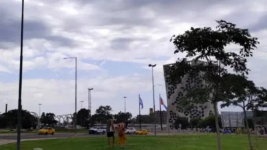 Ciudad de Córdoba bajo un cielo nublado