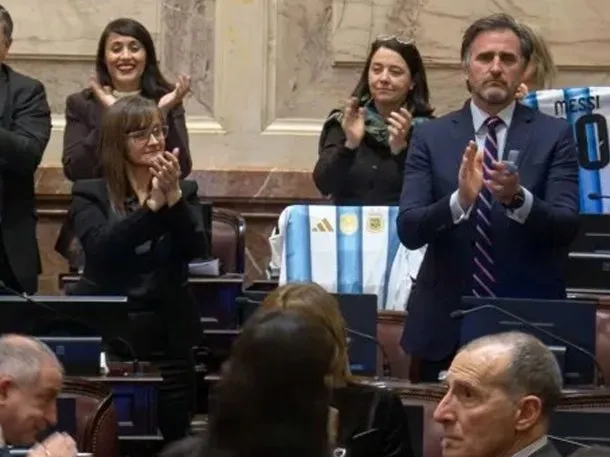 Legisladores con camisetas de la Selección Argentina celebrando en el Senado