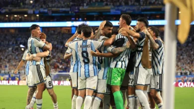 Lionel Messi sonriendo mientras saluda a Sofi Martínez