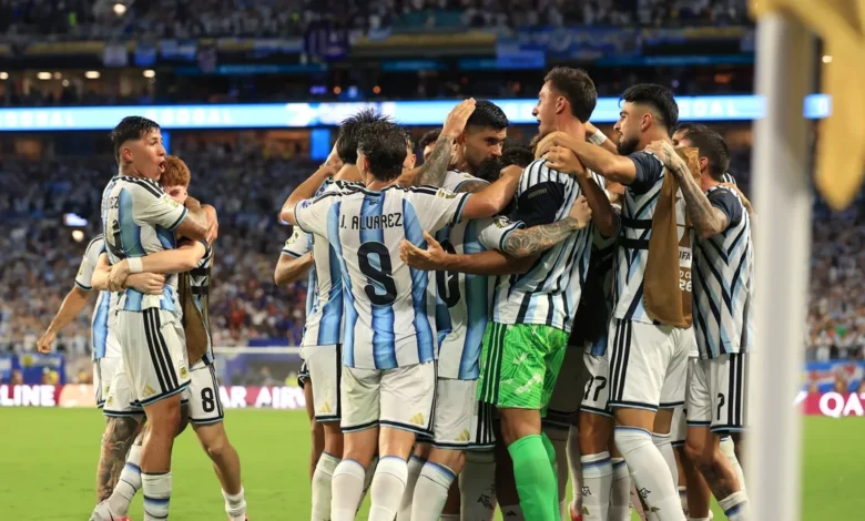 Lionel Messi sonriendo mientras saluda a Sofi Martínez