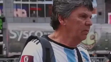 Hincha argentino con camiseta albiceleste en Times Square