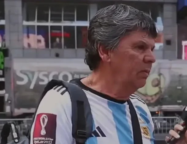 Hincha argentino con camiseta albiceleste en Times Square