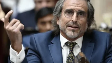 Imagen de un debate político con varios participantes