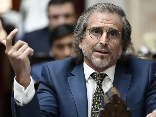 Imagen de un debate político con varios participantes