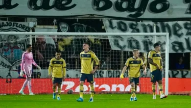 Jugadores de Deportivo Riestra celebrando una victoria histórica sobre Boca Juniors